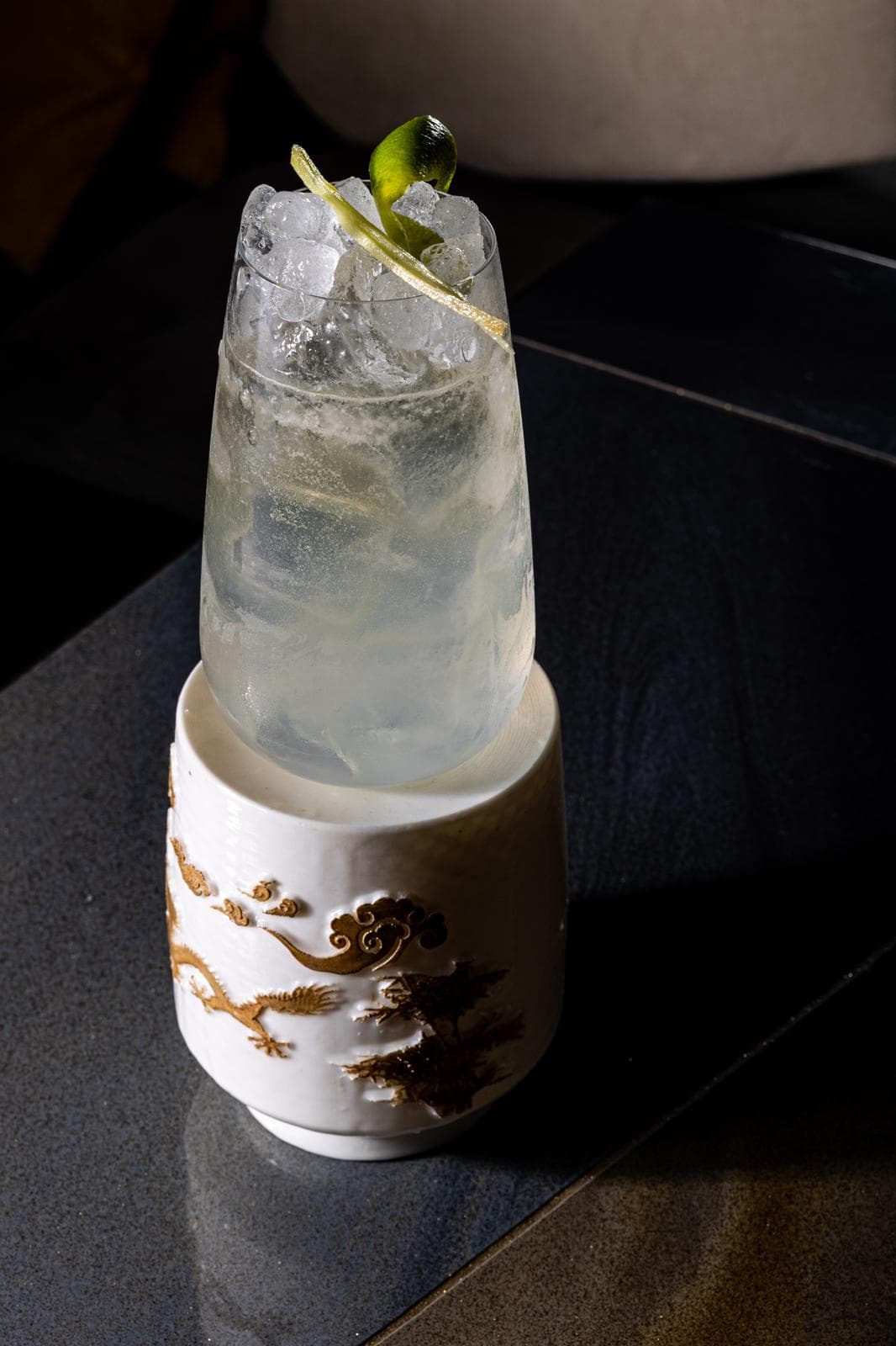 Highball con vetreria curata e ghiaccio battuto