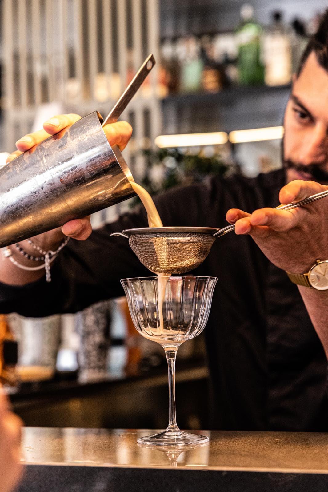 Doppio strain dallo shaker alla coppetta — preparazione cocktail